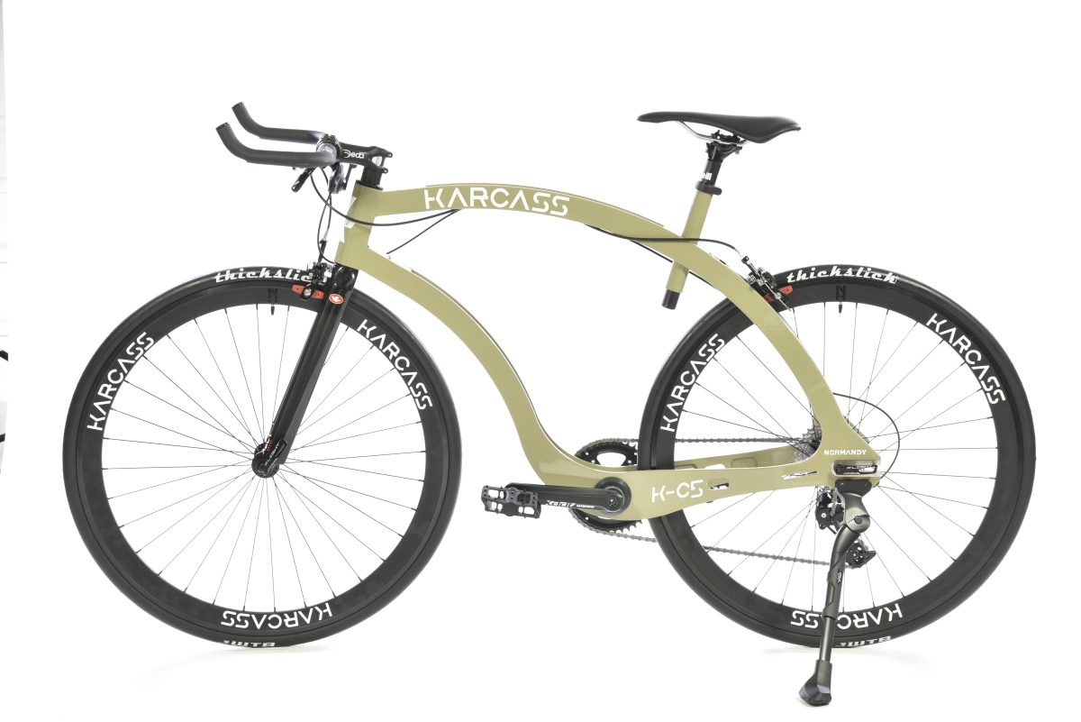 photo entière du vélo karcass modèle KC5 couleur kaki vue de profil fond blanc